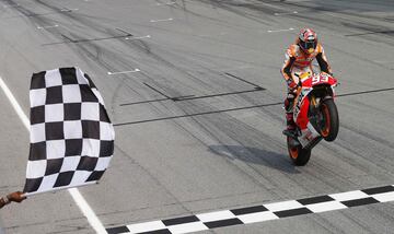 Marc Márquez cruza la línea de meta en el circuito de Sepang del Gran Premio de Malasia. 