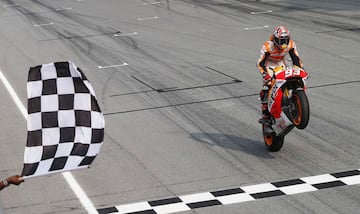 Marc Márquez cruza la línea de meta en el circuito de Sepang del Gran Premio de Malasia. 