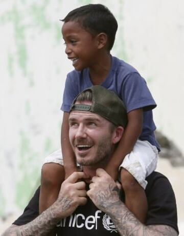 David Beckham, embajador de Buena Voluntad de Unicef, visitó un centro de evacuación en Filipinas tras el devastador tifón.