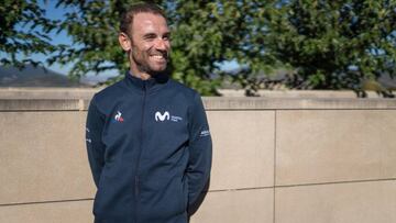 Alejandro Valverde posa durante la concentraci&oacute;n del Movistar en el Castillo de Gorraiz.