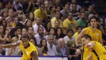 <b>POR EL SUELO. </b>Nikola Mirotic, que no tuvo ayer su mejor jornada, pelea desde el suelo un balón con Spencer Nelson, a la derecha.