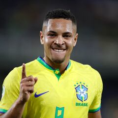 Vitor Roque enfrenta a Barcelona y Athletico Paranaense