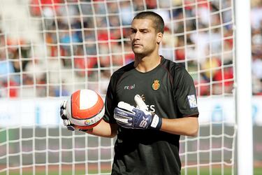 El guardameta balear se formó en las categorías inferiores del Mallorca. Debutó con el filial la temporada 2001-02 alternando con el primer equipo en las siguientes dos temporadas. A partir de la 2004-05 el de Binisalem formó parte del Mallorca hasta su salida en 2009. Defendió la portería bermellona un total de 105 ocasiones. 