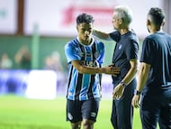 RS - FUTEBOL/CAMPEONATO GAUCHO 2026 /GREMIO X AVENIDA - ESPORTES - Lance da partida entre Gremio e Avenida disputada na noite deste sabado no Estádio dos Eucaliptos, em Santa Cruz do Sul, valida pela semifinal do Campeonato Gaucho 2026. FOTO: LUCAS UEBEL/GREMIO FBPA