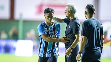 RS - FUTEBOL/CAMPEONATO GAUCHO 2026 /GREMIO X AVENIDA - ESPORTES - Lance da partida entre Gremio e Avenida disputada na noite deste sabado no Estádio dos Eucaliptos, em Santa Cruz do Sul, valida pela semifinal do Campeonato Gaucho 2026. FOTO: LUCAS UEBEL/GREMIO FBPA