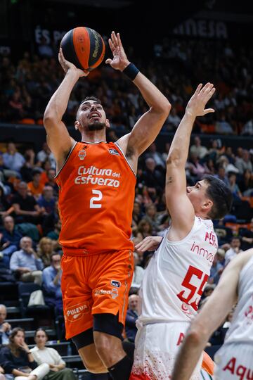 VALENCIA, 22/10/2023.- El alero del Valencia Basket Josep Puerto (i) supera al base del Baxi Manresa Dani Pérez durante el partido de la liga ACB de baloncesto disputado este domingo en la Fuente de San Luis. EFE/ Miguel Ángel Polo