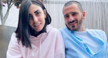 Martina Maccari tiene 36 años y está casada con el defensa de la Juventus desde el año 2011. Una relación muy bonita culmida con tres hijos, Lorenzo, Matteo y la pequeña Matilda. Se trata de un matrimonio muy feliz que ha superado diferentes baches, como los dos ingresos hospitalarios de su hijo Matteo, a raíz de una enfermedad crónica.