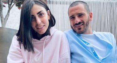 Martina Maccari tiene 36 años y está casada con el defensa de la Juventus desde el año 2011. Una relación muy bonita culmida con tres hijos, Lorenzo, Matteo y la pequeña Matilda. Se trata de un matrimonio muy feliz que ha superado diferentes baches, como los dos ingresos hospitalarios de su hijo Matteo, a raíz de una enfermedad crónica.