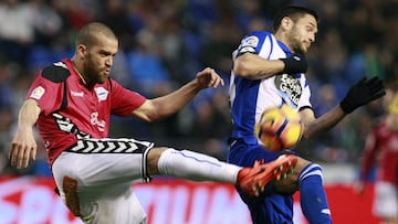 GRA469. A CORU&Ntilde;A, 18/02/2017.- El defensa del Alav&eacute;s Laguardia (i) pelea un bal&oacute;n con el delantero rumano del Deportivo de La Coru&ntilde;a Florin Andone durante el encuentro correspondiente a la jornada 23 de primera divisi&oacute;n, que disputan esta tarde en el estadio de Riazor, en La Coru&ntilde;a. EFE/Cabalar