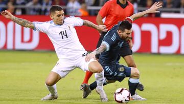 Lucas Torreira pelea el bal&oacute;n con Messi. 