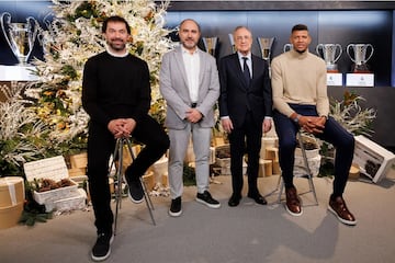 Florentino Prez posa con Chus Mateo, Sergio Llull y Edy Tavares.