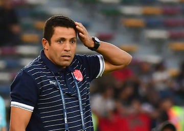 Wydad Casablanca's Moroccan coach Houcine Ammouta reacts during their FIFA Club World Cup quarter-final match against CF Pachuca at Zayed Sports City Stadium in the Emirati capital Abu Dhabi on December 9, 2017. / AFP PHOTO / GIUSEPPE CACACE