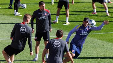 Simeone, en un rondo en el entrenamiento del Atlético.