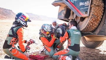 Cristina Gutiérrez y Pablo Moreno ayudan a Al Attiyah con el Dacia del Dakar.
