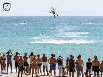 El circuito nacional de kitesurf, la Spain Kiteboarding League (SKL), tendrá este año 4 paradas de las que todavía no se han dado los detalles ni las fechas. Habrá que prestar atención para no perderse nada de lo que pueda ocurrir en las playas de Isla Canela (Huelva), Oliva (Valencia) y especialmente en la gran final de Tarifa (Cádiz), porque seguro que habrá buenas e importantes novedades. Davidi Tonijuan, Alexandra Torres y Kiko Roig buscarán revalidar sus títulos.