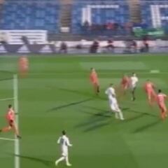 Cristo hace un gol de otra época: giro de cabeza de killer histórico