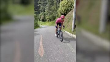Rigoberto Urán escalando un muro en su bicicleta