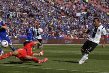 Esteban Paredes es odiado por los hinchas azules por sus goles y algunas declaraciones contra Universidad de Chile. Johnny Herrera es una de sus víctimas preferidas.