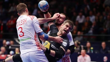 Julen Aginagalde intenta zafarse de la defensa de Bielorrusia durante el partido del Europeo de Balonmano entre España y Bielorrusia.
