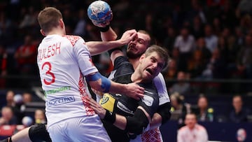 Julen Aginagalde intenta zafarse de la defensa de Bielorrusia durante el partido del Europeo de Balonmano entre Espa&ntilde;a y Bielorrusia.