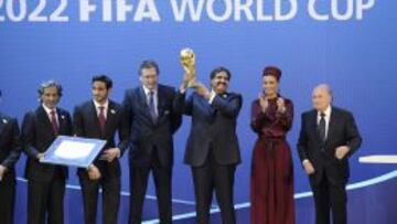 El jeque Hamad bin Khalifa Al-Thani levanta la Copa del Mundo.