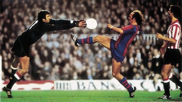 Iribar in action against Barcelona.