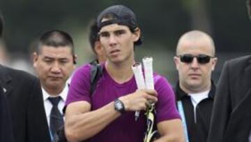 <b>MUY PROTEGIDO. </b>Nadal avanza entre miembros de seguridad hacia el entrenamiento de ayer.