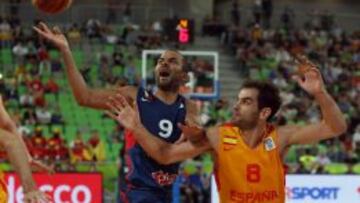 Tony Parker, defendido por Jos&eacute; Manuel Calder&oacute;n. 