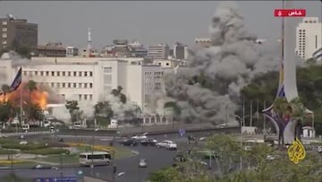 Varios barrios civiles y sitios gubernamentales están siendo destruidos por la guerra.