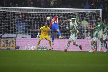 El jugador del Betis, Pezzella, marca en el 62' en propia puerta el 2-0 para los rojiblancos. 