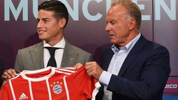 James Rodr&iacute;guez con Rummenigge en su presentaci&oacute;n.