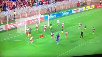 Notable golazo de chilena en tiempo adicional... ¡del portero!