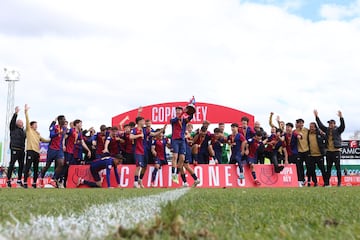 Los juveniles del Barcelona, con la Copa del Rey que conquistaron el domingo en Villanueva de la Serena.