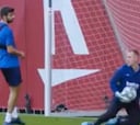 La atajada de Ter Stegen en la práctica que sorprendió a Piqué