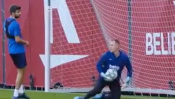 La atajada de Ter Stegen en la práctica que sorprendió a Piqué