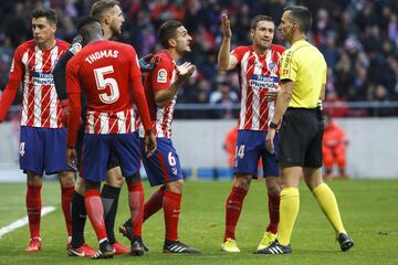 Koke y Gabi protestan al árbitro Jaime Latre la decisión del penalti que supuso el 0-1 de Willian José. 
 