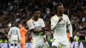 MADRID, 11/11/2023.- El delantero del Real Madrid Vinicius Junior (i) celebra con su compañero Eduardo Camavinga tras marcar el segundo gol ante el Valencia, durante el partido de LaLiga de fútbol que Real Madrid y Valencia CF disputan este sábado en el estadio Santiago Bernabéu. EFE/Mariscal
