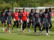 Soccer Football - Europa League - Manchester United Training - Trafford Training Centre, Carrington, Britain - May 7, 2025 Manchester United's Alejandro Garnacho with Harry Maguire, Dermot Mee, Kobbie Mainoo, Leny Yoro and teammates during training Action Images via Reuters/Jason Cairnduff