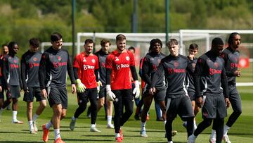 Soccer Football - Europa League - Manchester United Training - Trafford Training Centre, Carrington, Britain - May 7, 2025 Manchester United's Alejandro Garnacho with Harry Maguire, Dermot Mee, Kobbie Mainoo, Leny Yoro and teammates during training Action Images via Reuters/Jason Cairnduff
