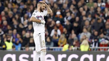 Benzema se lleva la mano a la cabeza tras el segundo gol del Manchester City.