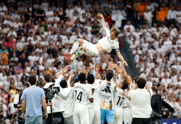 Los jugadores del Real Madrid mantean a Luka Modric en su despedida. 