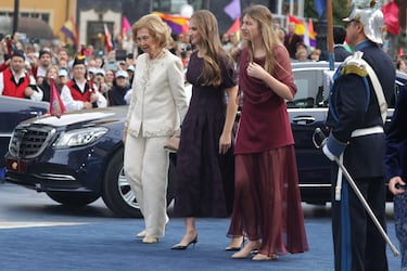 La Reina Sofía, la princesa Leonor, y la Infanta Sofía a su llegada al Teatro Campoamor para asistir a la ceremonia de entrega de los Premios Princesa de Asturias 2025.
