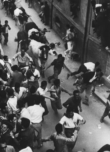 Los toros son conducidos por las calles de Pamplona el 17 de julio de 1957.