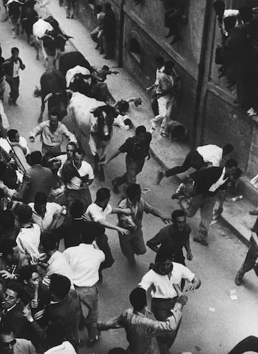 Los toros son conducidos por las calles de Pamplona el 17 de julio de 1957.