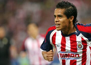 Era una joya de Chivas en la década de los 2000, sin embargo, su carrera duró poco tiempo. A la edad de 27 años, en 2012, decidió poner fin a su carrera futbolística debido a una lesión de rodilla, de la cual a pesar de las operaciones no se logró recuperar.