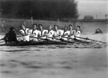 19 de Marzo de 1935, el equipo de remo de la Universidad de Oxford entrenando en el río Támesis, en Putney.