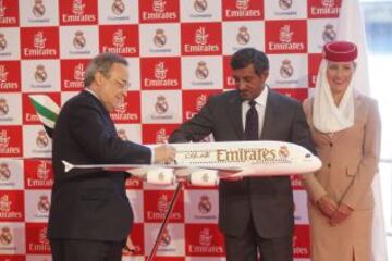 El Real Madrid C. F. y Emirates presentaron el nuevo acuerdo de patrocinio entre ambas entidades y la camiseta de la temporada 2013/14, que llevará el nombre de la compañía aérea.Al acto también acudieron los jugadores de la plantilla blanca, que posaron con las nuevas equipaciones.