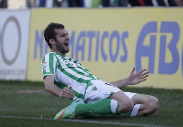 Jugó con el Betis la segunda mitad de la temporada 13/14 en calidad de cedido del Atlético de Madrid