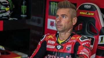 Álvaro Bautista en el box de Ducati durante la primera jornada de SBK en Magny-Cours.