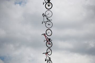 Bicicletas colgadas al lado de la carretera por donde transcurre la tercera etapa del Tour de Francia